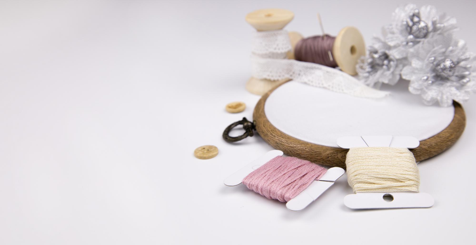 atelier de broderie cu mese de lucru si fire colorate